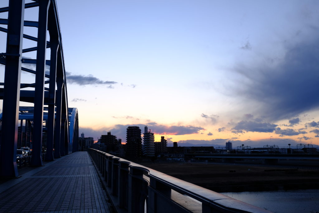 夕焼けを多摩川から望む。