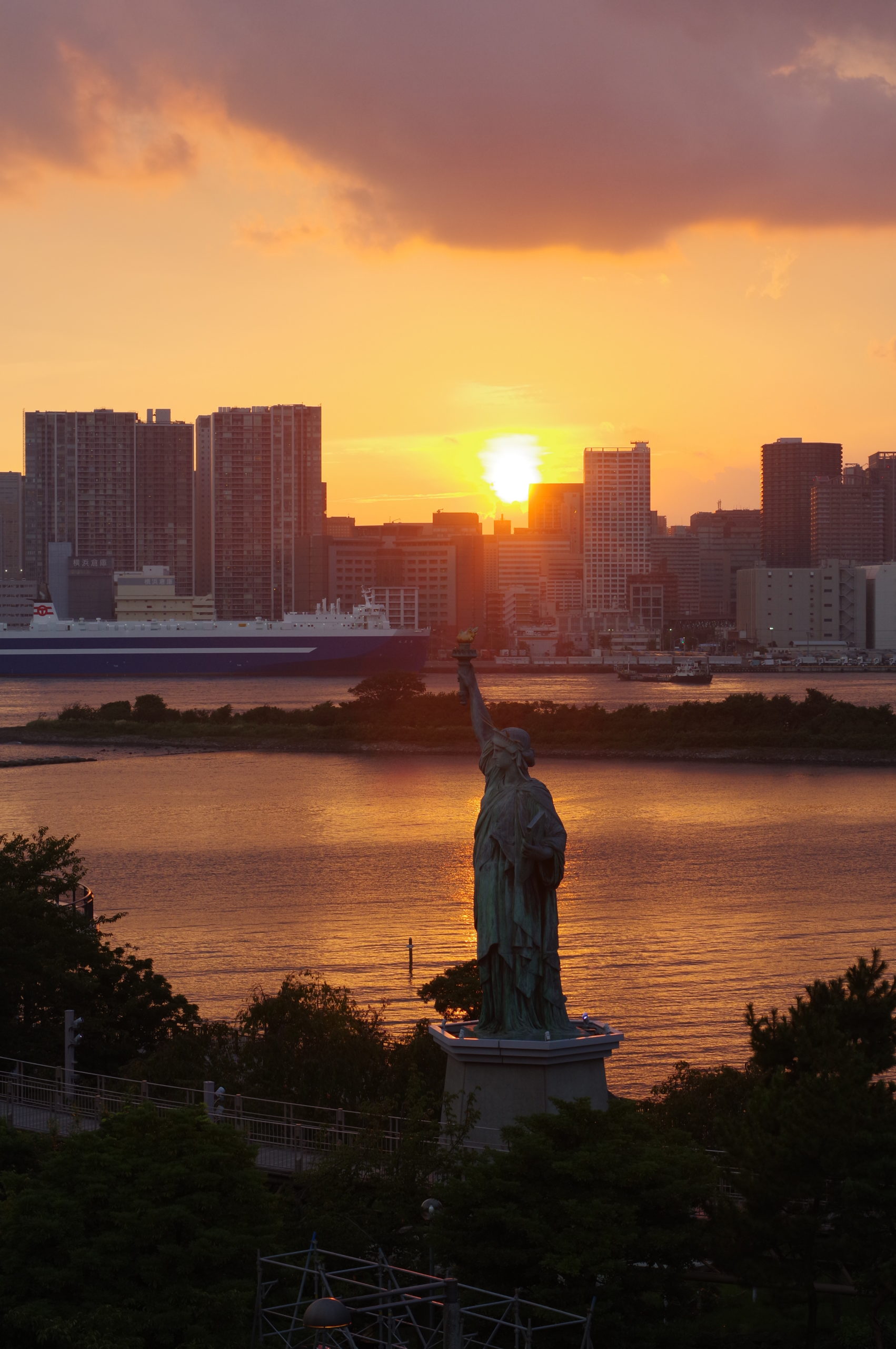 お台場の夕焼けと自由の女神
