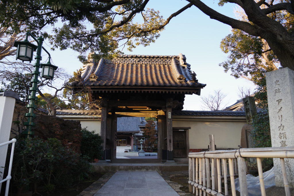横浜本覚寺の山門