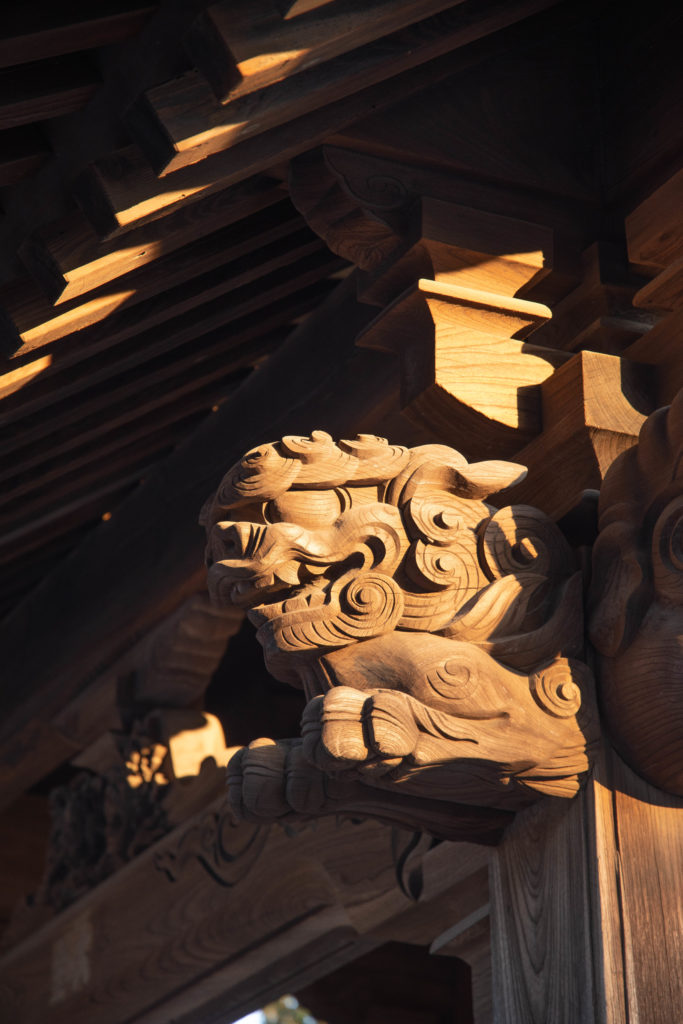 寺の山門の彫刻